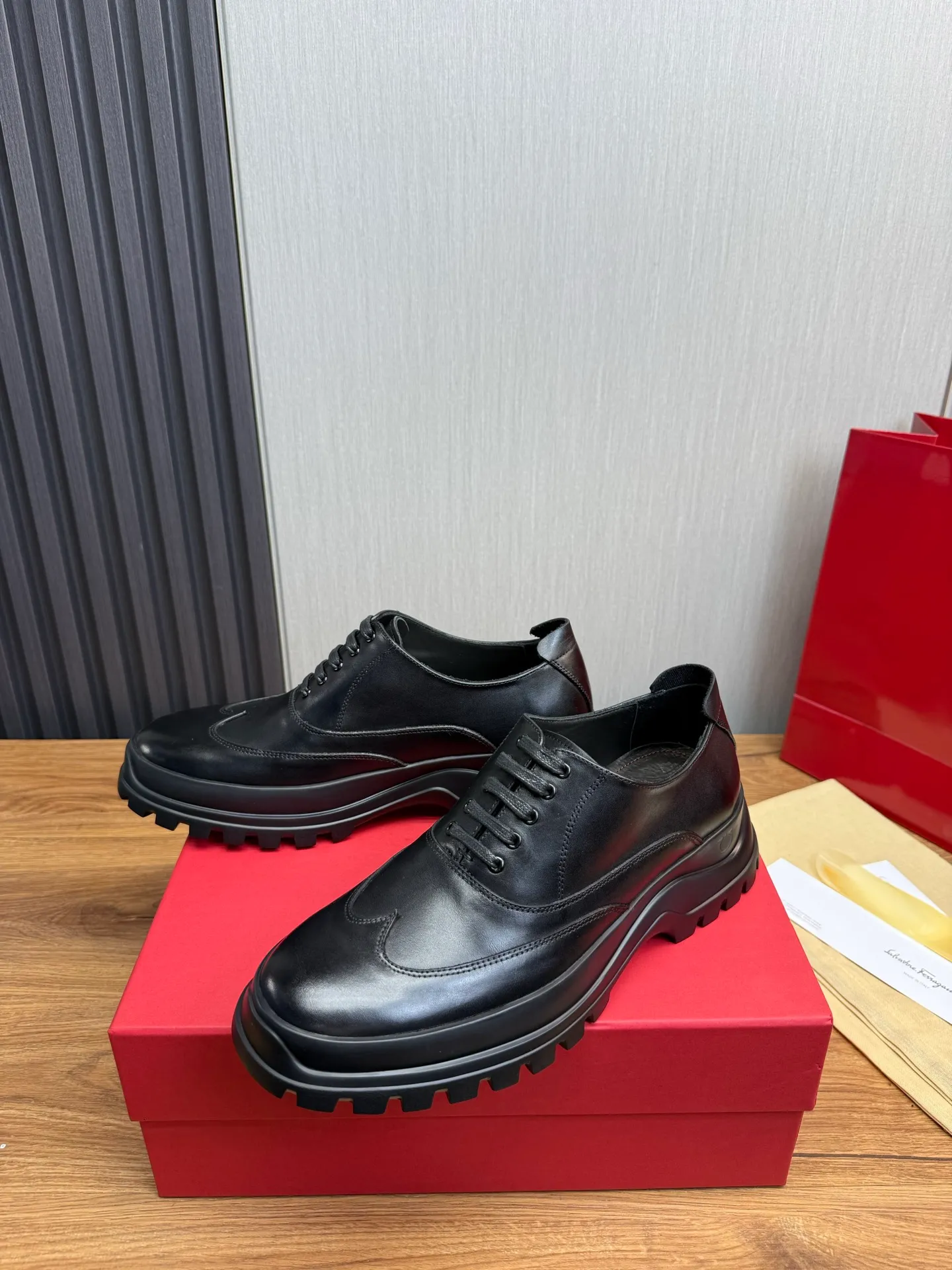 Men's shoes 💰880💰 Ferragamo. [Ferragamo] Men's Loaf leather shoes, the latest hot style, 1:1 original purchase quality, top quality, imported open-edge beaded cowhide leather on the upper, hand-made three-dimensional stitching highlights the round toe design, the inner feet are made of imported cowhide, with original wear-resistant rubber outsole, matching code 39-44, (38, 45 custom-made, non-refundable)